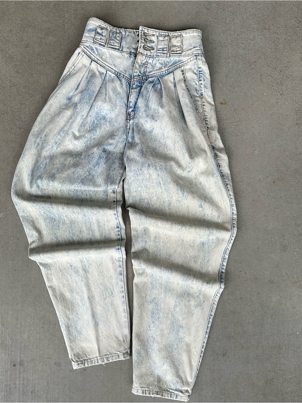 Joujou VTG 1980s High Waisted
Acid Wash Jeans 5/6 24in Inseam Waist